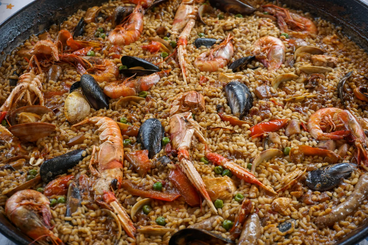 Arroz de marisco con langostinos y mejillones en la paellera