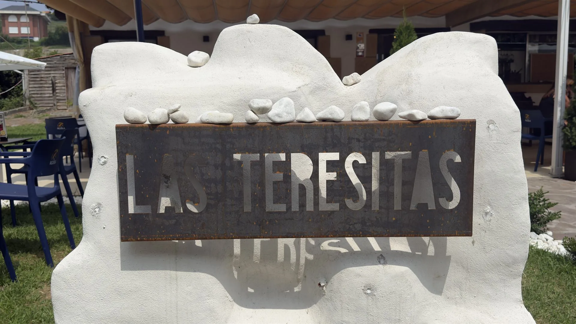 Rótulo de Las Teresitas en chapa sobre piedra blanca, a la entrada de la terraza