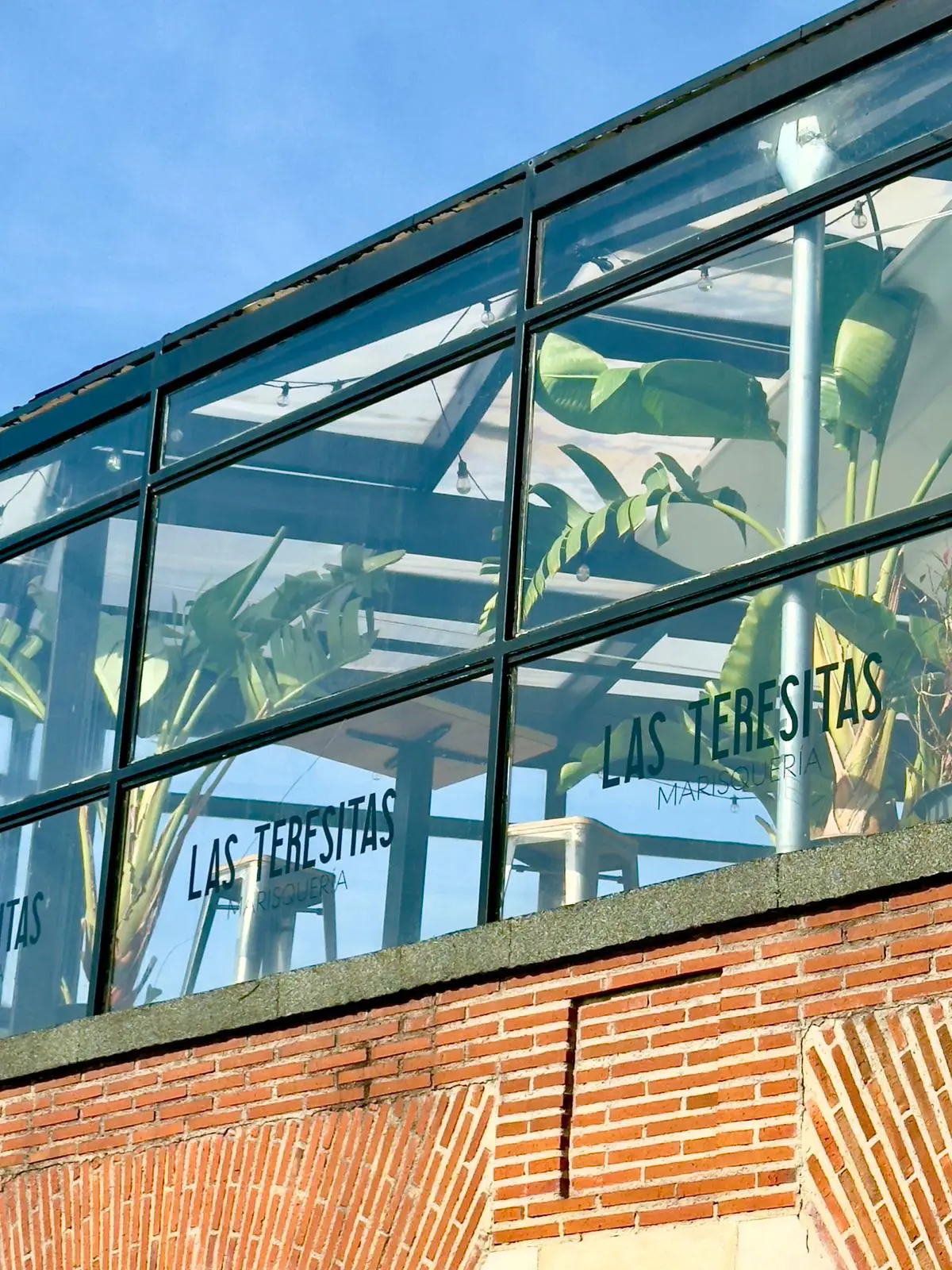 Ventanal de Las Teresitas con el nombre rotulado en el cristal